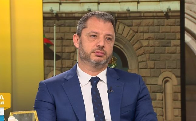 Делян Добрев: Предлагаме временно ограничаване на износа на дизел и авиационно гориво