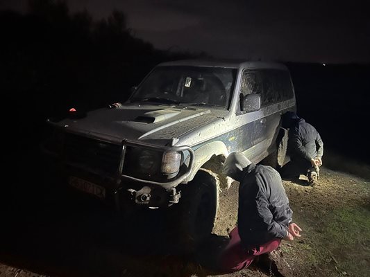 Банда точи гориво от тръбата на 