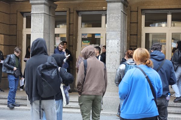 Два пъти по-малък интерес към чуждите езици в училище, догонват ги часовете по народни танци