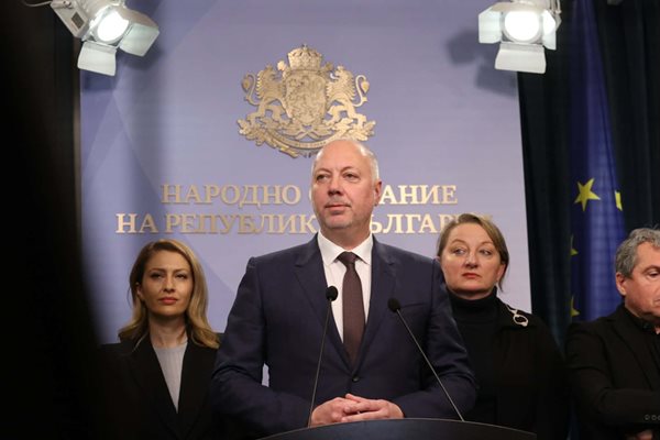 Парламентът единодушно прие оставката на правителството