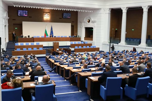 За час и половина ГЕРБ, ДПС и ИТН се отказаха да гледат бюджетите