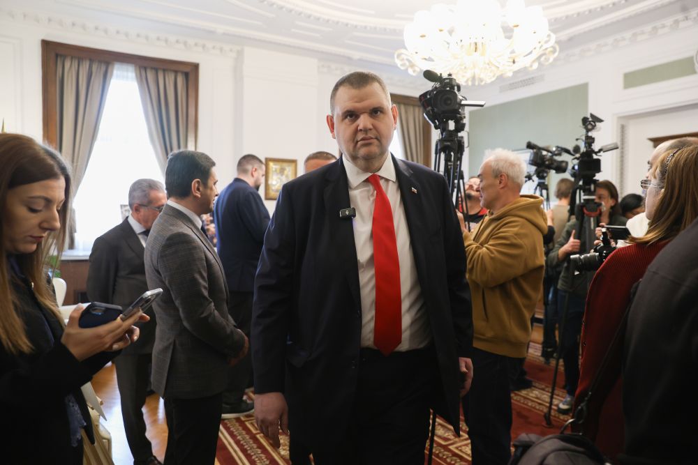 Основният компромат на Пеевски е той самият: снимки с него, неговите подписи, негови SMS-и.