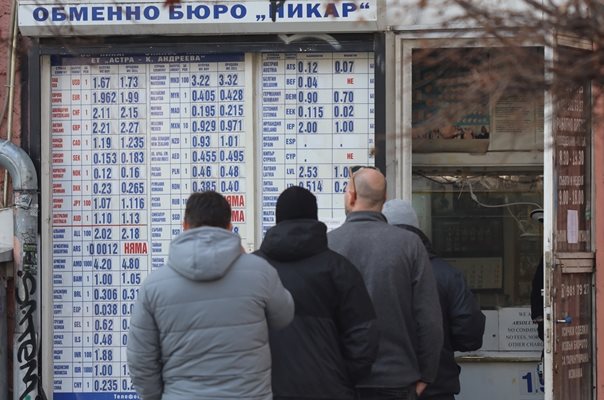 Опашки пред банките: Трезорите се препълниха с левове, чакат поне още 10 млрд. лв.