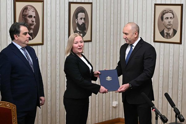 Президентът Румен Радев връчи втория мандат на Надежда Йорданова, тя веднага го върна