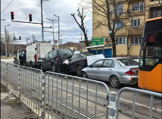 Верижна катастрофа между 5 коли и автобус в София, движението е затруднено