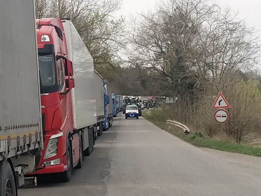 Камион се вряза в чакащи тирове на 