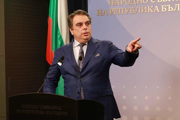 Асен Василев: ПП-ДБ няма да управлява с ГЕРБ и Румен Радев