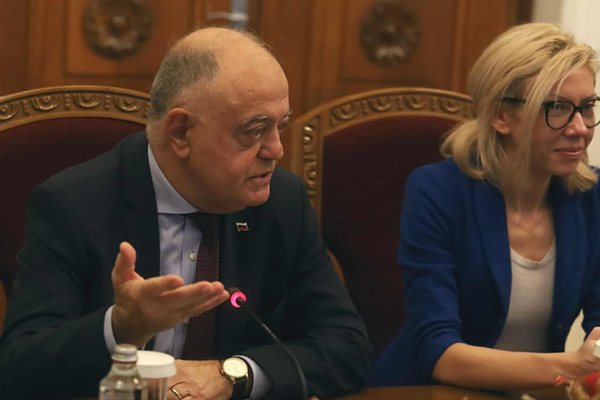 Атанас Атанасов: Главсекът на МВР и шефът на ДАНС да обяснят пред парламента шестте трупа
