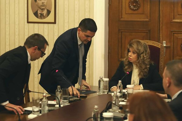 Радостин Василев обиди Илияна Йотова и си тръгна от президентството без да я чуе