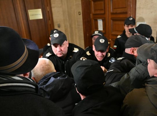 Сблъсъци между протестиращи и полицаи пред кабинета на Сарафов, хвърляха и яйца