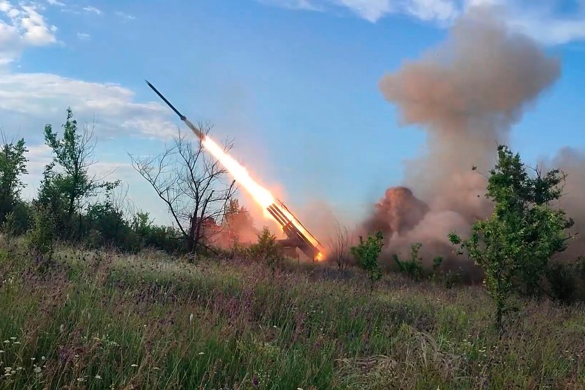 КИЕВ, ПРЕДИМНО ЧАСТТА НА ЗАПАДНИЯ БРЯГ НА ДНЕПЪР, БЕ УДАРЕН ТАЗИ НОЩ ОТ ДЕСЕТКИ БАЛИСТИЧЕСКИ РАКЕТИ