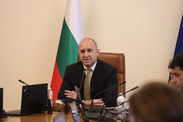 Радев: Докато някои ни атакуват от плажовете, получихме 1 млрд. евро от ЕК