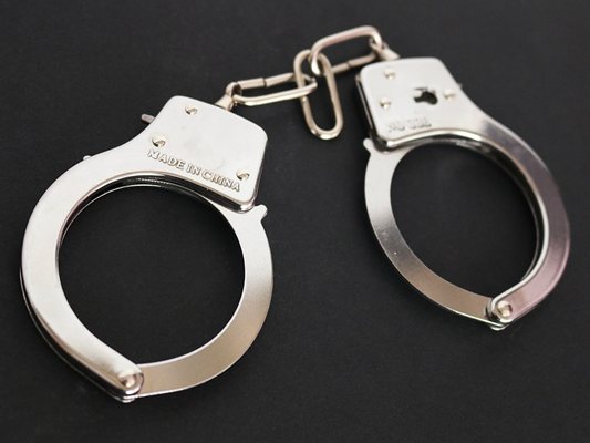 Бебе като прикритие и пет вида дрога: 39-годишен остава в ареста