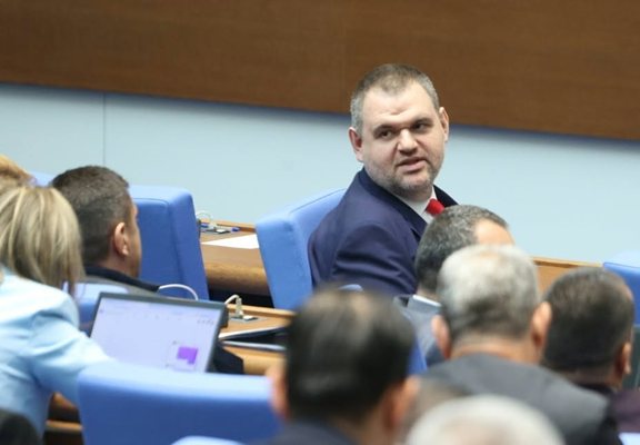 Пеевски за Демерджиев: Вместо да мисли за съпругата си, мисли за мен