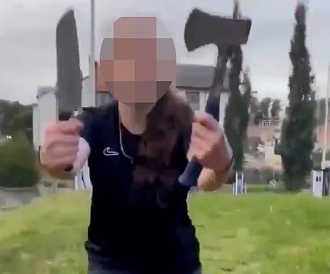 Осъдиха българи, срещу които 12-годишно момиче размаха брадва и нож в Шотландия