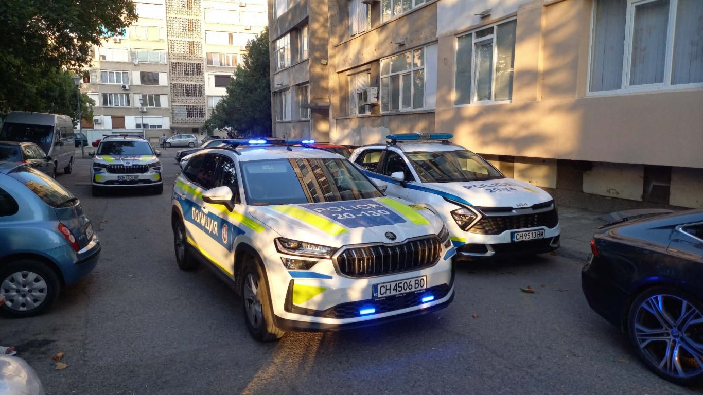 Издирван за присъда се барикадира в мазе, хвърля буркани по полицията