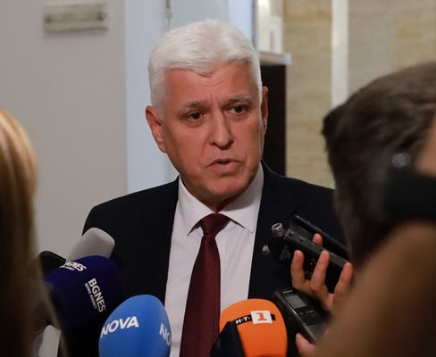 Стоянов за US самолетите на летището в София: Преекспонира се, няма никакъв риск
