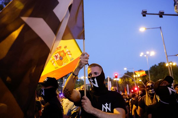 Огромни протести в Испания срещу мигрантите в Сеута