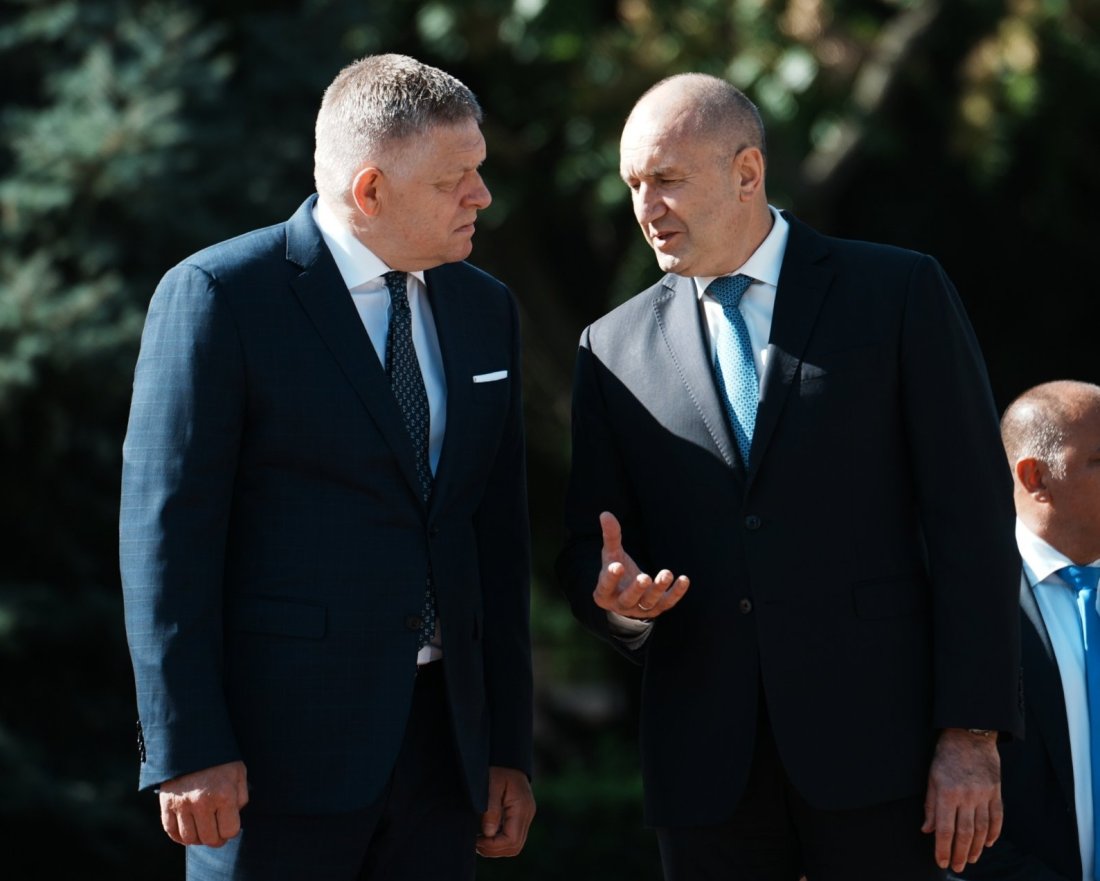 „Скъпи Роберт“, „мили Румен“: Радев и Фицо в общ фронт срещу санкциите и ескалацията с Русия