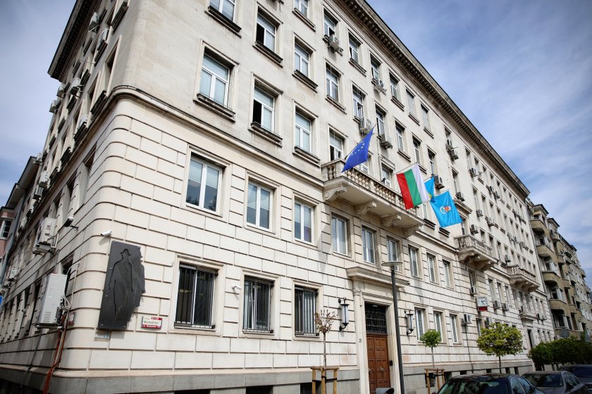СОС гласува рекорден заем от 367 млн. евро, докато обекти в центъра на столицата се разпадат