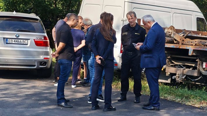 Цяла нощ горели складовете на 