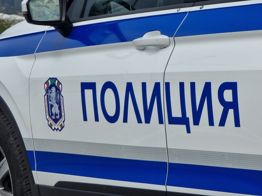 Баща провеси тригодишното си дете през терасата, ревнувал майката