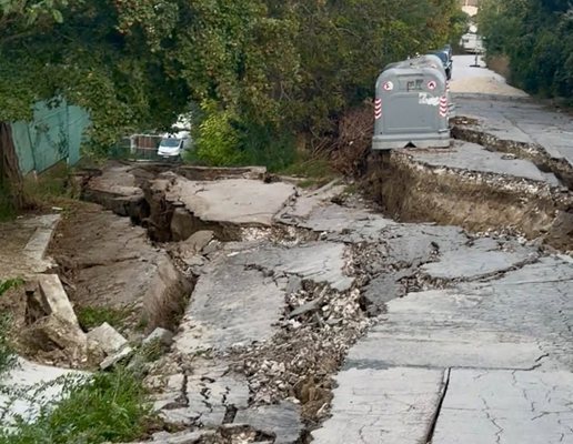 Две семейства са евакуирани заради свлачището във варненския кв. 