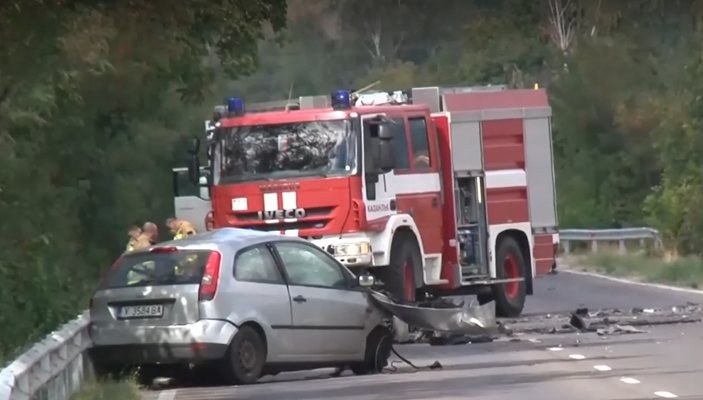 Мъж изхвърлил баща си от колата и се забил в друг автомобил при катастрофата край Мъглиж
