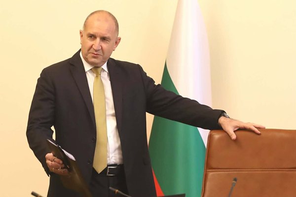 С официална церемония посрещат Румен Радев във Варшава