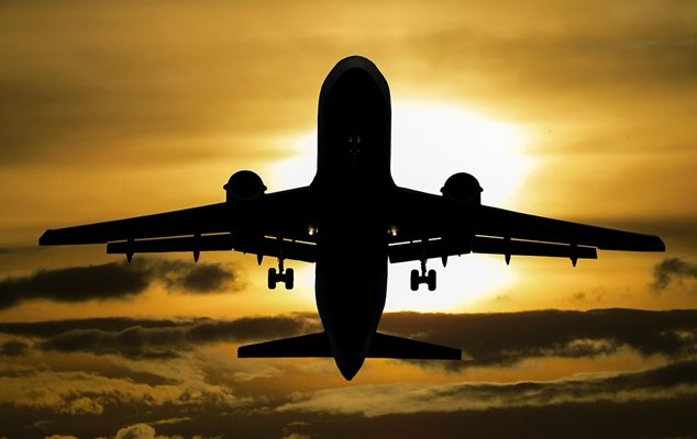 Странна миризма предизвика аварийно кацане на самолет с 371 души