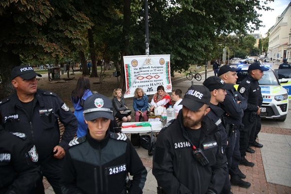 Край на хорото пред Народния театър, протестиращи спряха колоните