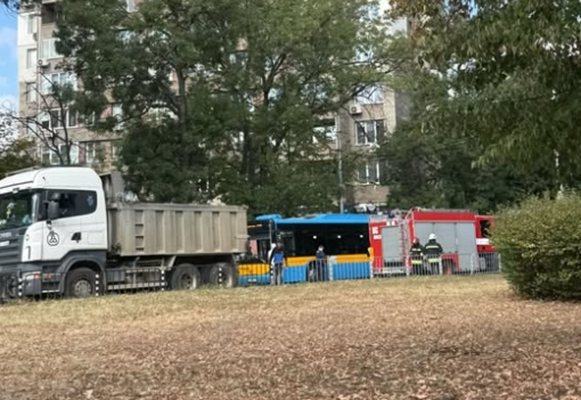 Тежка катастрофа на столичния бул. „Гешов“, кола е смачкана между два тролея