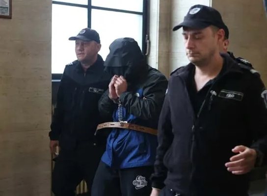 Прокурорският син с качулка в съдебната зала, не иска да бъде видян, изглеждал по различен начин