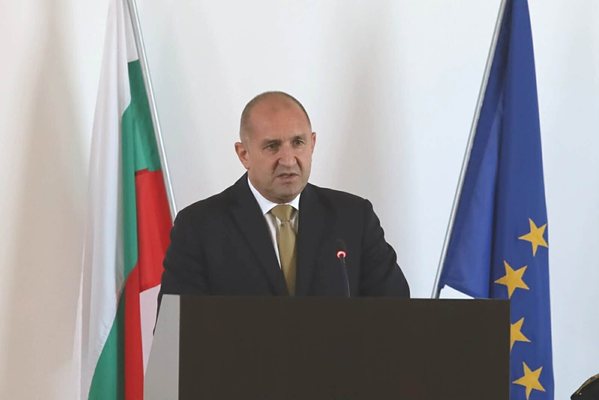 Службите в Малта информирали за полетите на Пеевски
