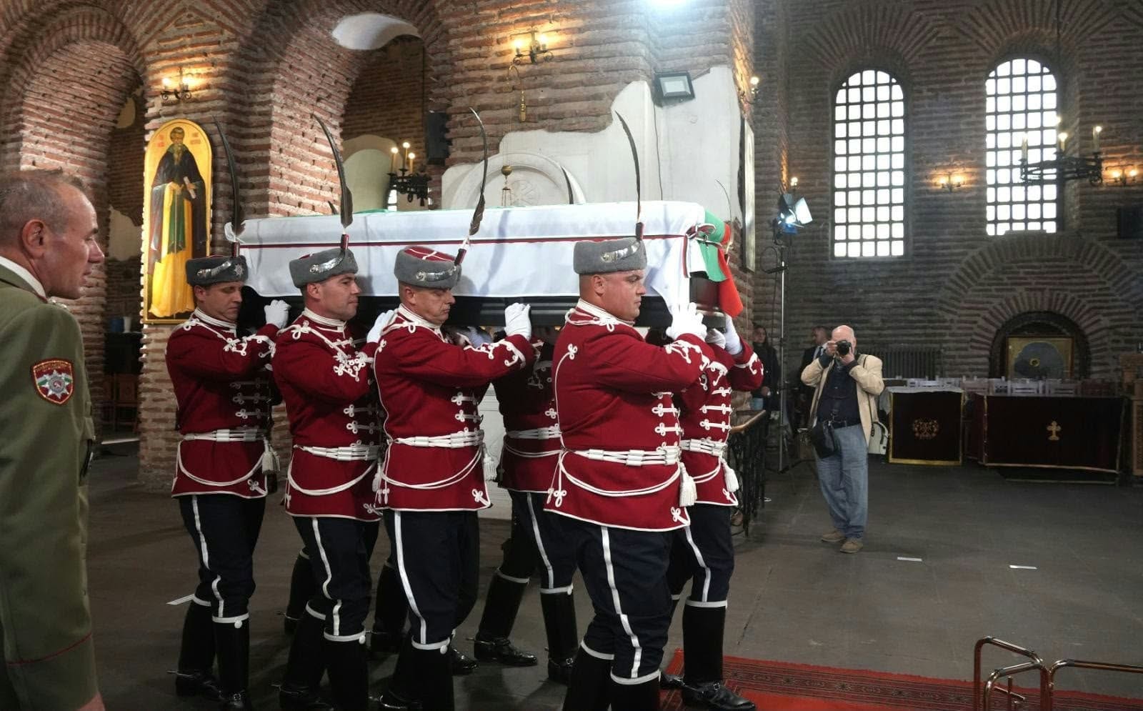 10 чужди телевизии използваха подадената от БНТ картина от посрещането на тленните оставнки на ЦарСамуил у нас