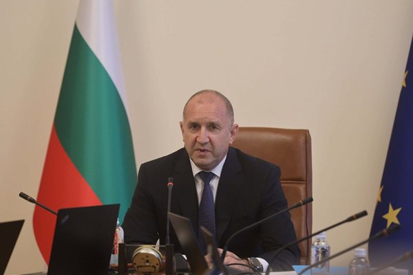 Само жилетки и лодки са открити от потъналия кораб, ударен от руски дрон. Търсят оцелели