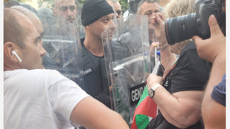  Протестиращите срещу еврото в София опитаха да пробият полицейския кордон край сградата на СО