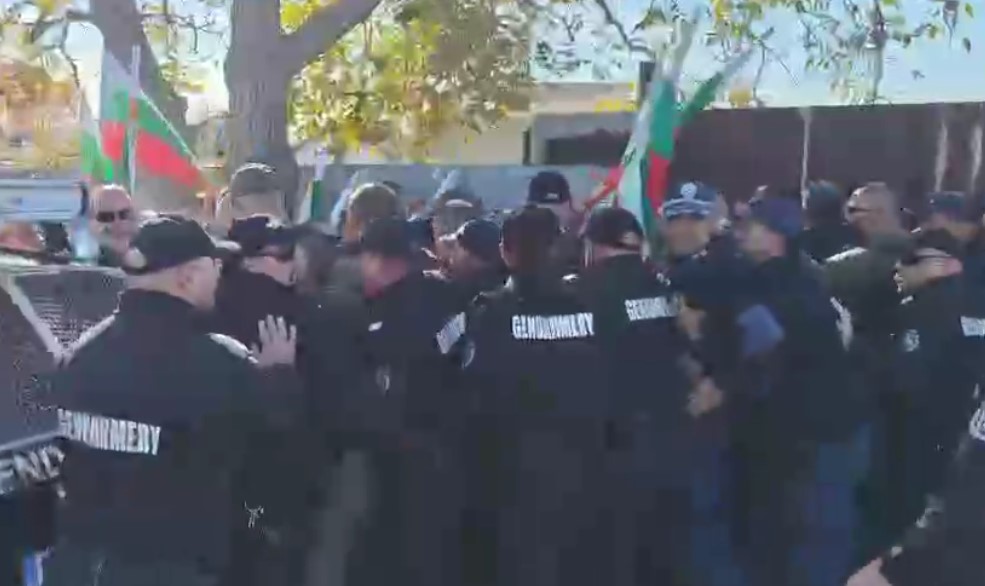 Сблъсъци между протестиращи в защита на лева и жандармерията на Прохода на Републиката