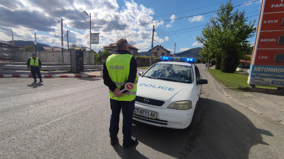 Полицията не допусна 50 протестиращи срещу еврото да блокират 