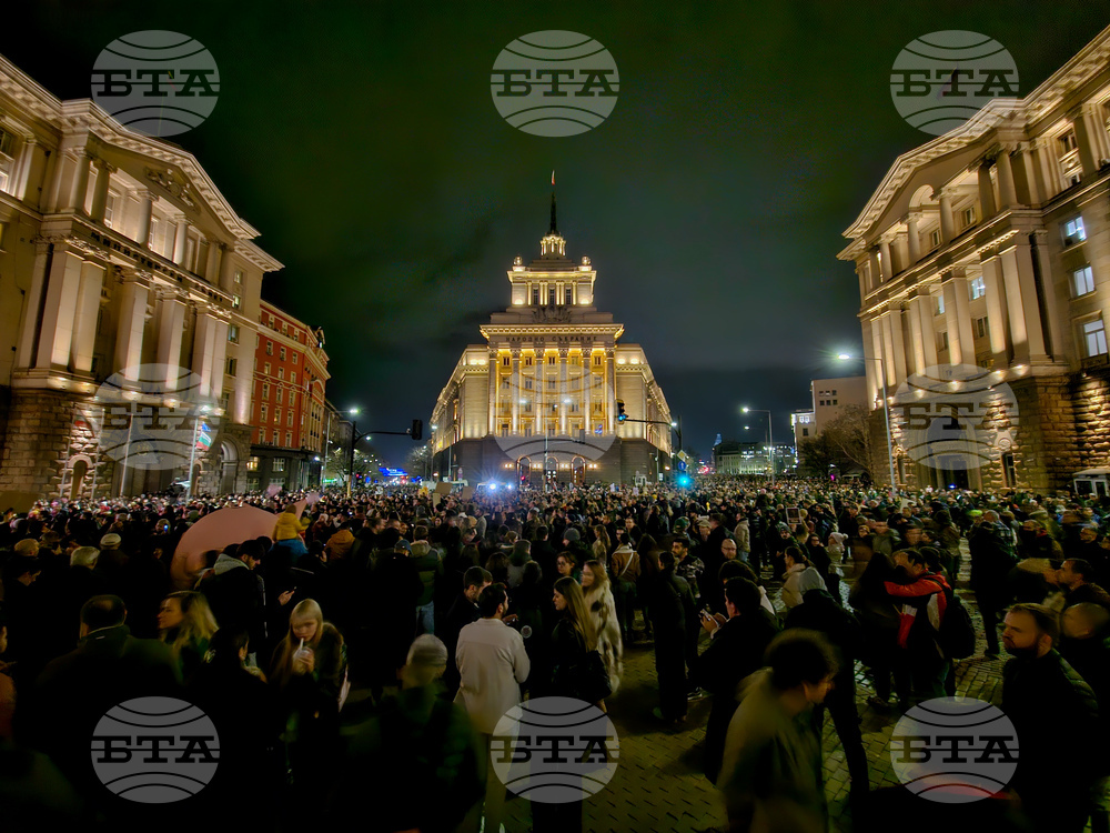 Хиляди на протест в центъра на София - напрежение, пострадали полицаи и лютив спрей (ВИДЕО)