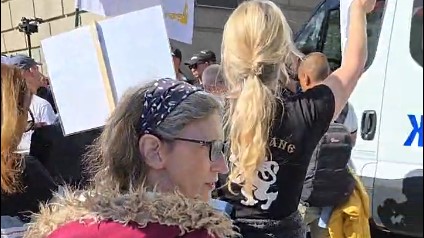 Протест край НС: Държавата потъва, прегърната от два много тежки камъка