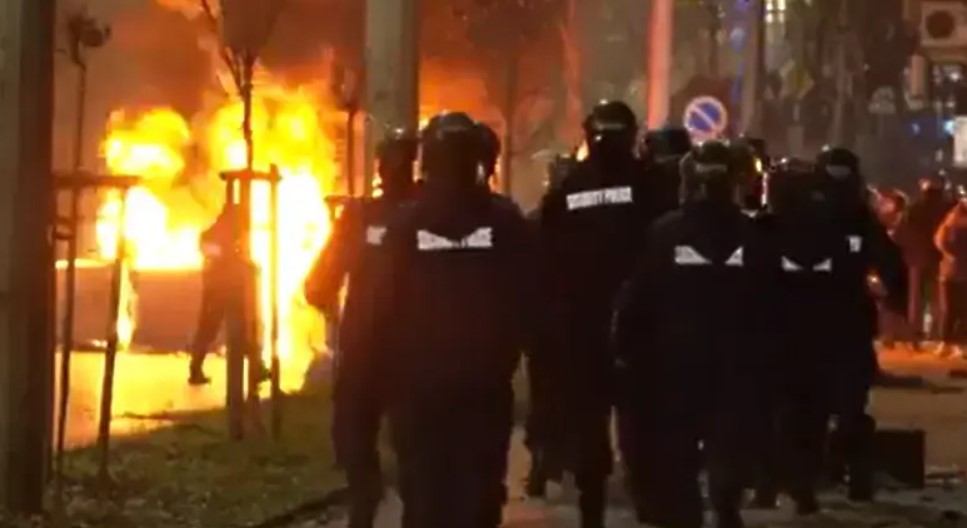 Обзор: Пламъци и провокации в края на мащабния протест срещу властта