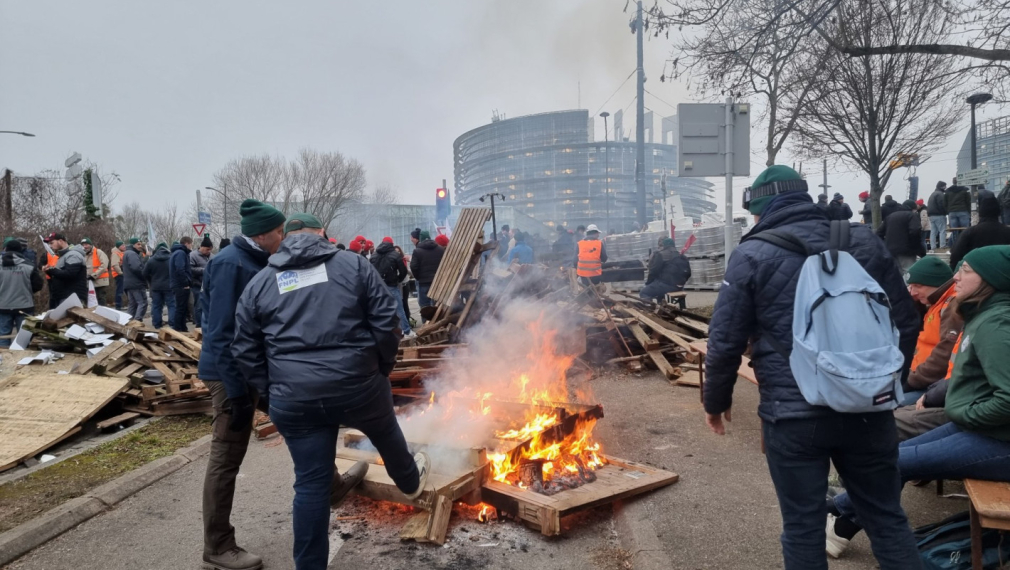 Сблъсъци между фермери и полиция пред Европейския парламент в Страсбург