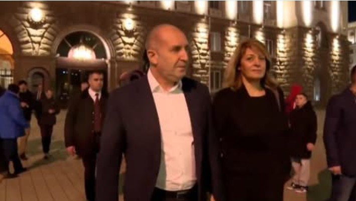 Радев и съпругата му си тръгнаха пеша от президентството под възгласи 