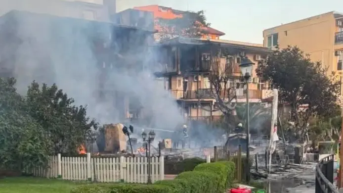 Пожар избухна в ресторант в Созопол, заведението изгоря напълно