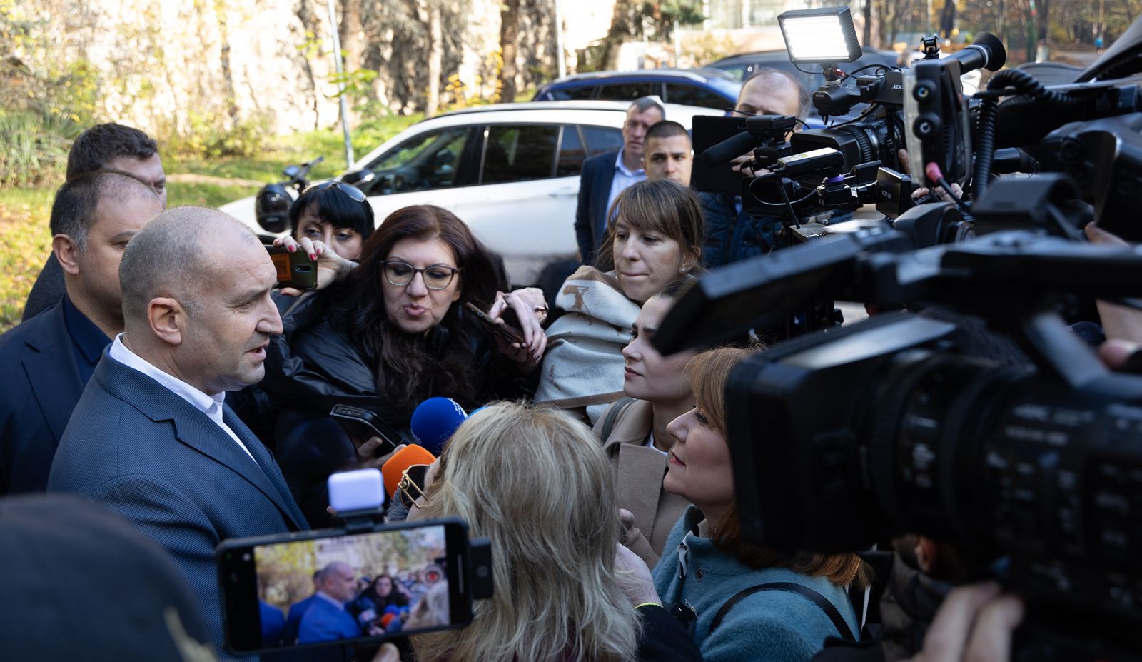 Героичните пози и демонстрации на супер постижения в дипломацията за получаването на дерогация за „Лукойл“ изглеждат нелепо