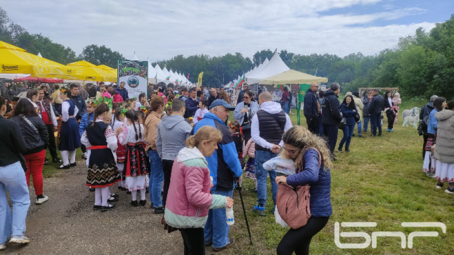 Съборът на овцевъдите събра хиляди на поляните край Петропавловския манастир