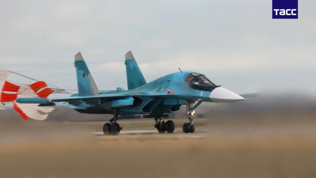 Руски бомбардировач Су-34 удари жива сила и техника на ВСУ