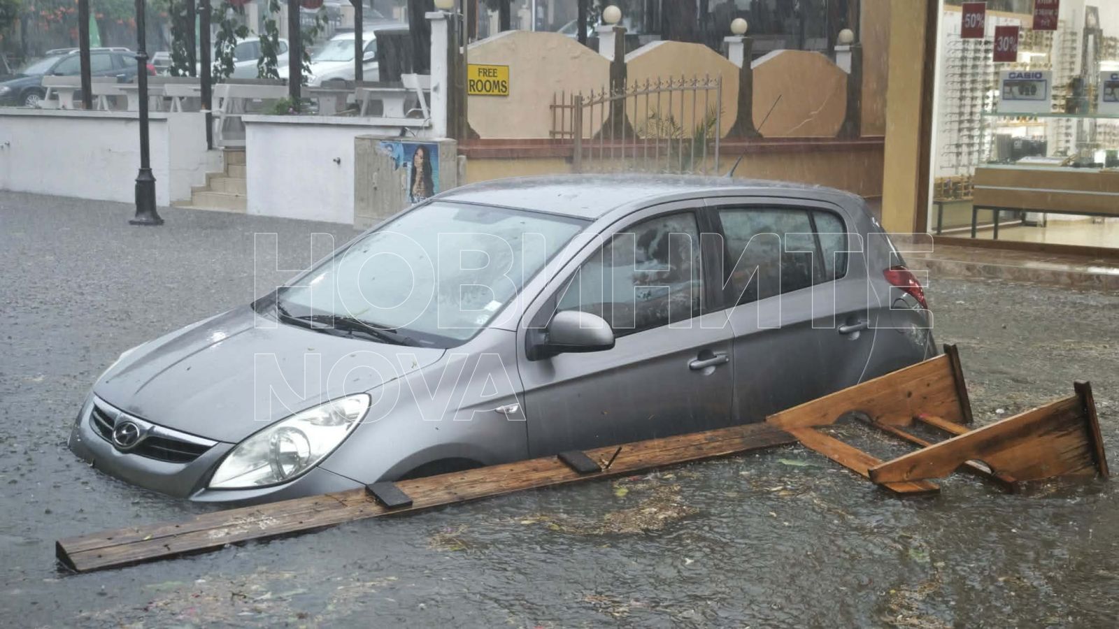 Силен порой по Черноморието, кола затъна в подлез във Варна