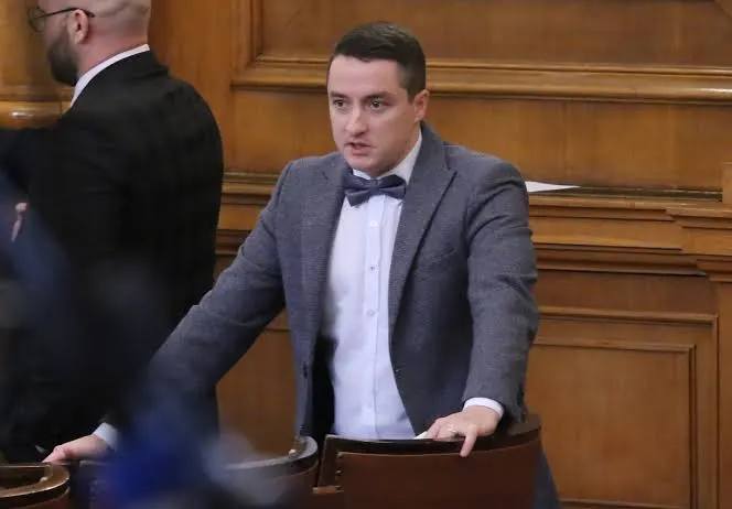 Господин Божанков, за вас проблемът е Възраждане и макар да е разбираемо предвид личния ви опит, не усещате ли брутално лицемерие?